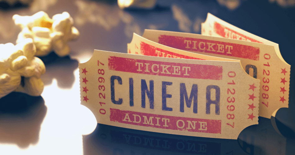 La imagen muestra unas entradas de cine antiguas con unas palomitas de maíz
