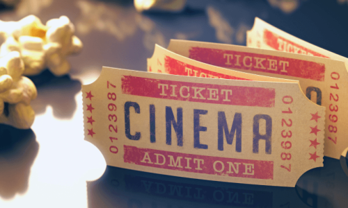 La imagen muestra unas entradas de cine antiguas con unas palomitas de maíz